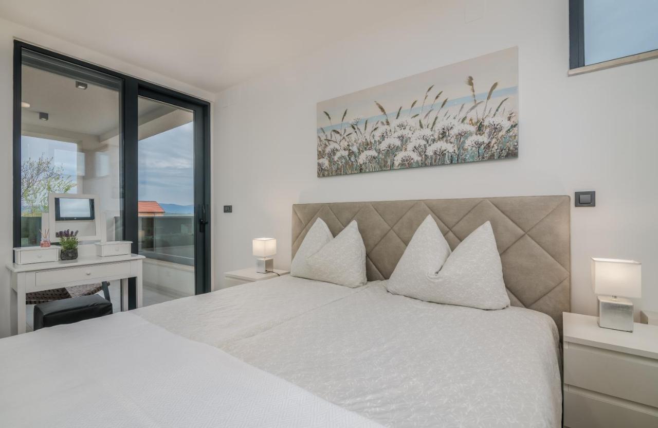 Luxury Villa Weiss - Malinska - Heated Pool - Central Floor Heating In Winter Esterno foto