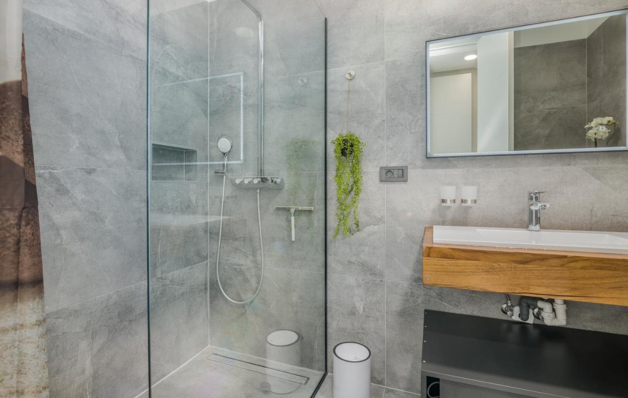 Luxury Villa Weiss - Malinska - Heated Pool - Central Floor Heating In Winter Esterno foto